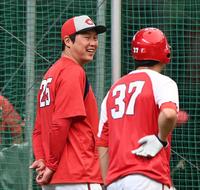 　野間と談笑する新井監督（撮影・園田高夫）