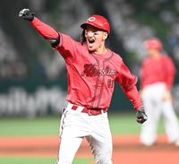 　４回、２点適時打を放ちガッツポーズをする矢野（撮影・園田高夫）