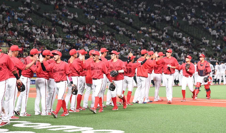 　１００００試合目で勝利を飾り喜ぶカープナイン（撮影・園田高夫）