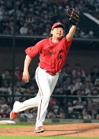 　７回、小郷の打球にグラブを出す大瀬良（撮影・佐藤厚）