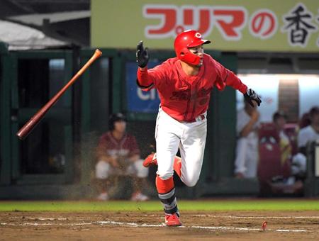 　延長１１回、矢野は決勝の犠飛を放つ（撮影・佐藤厚）