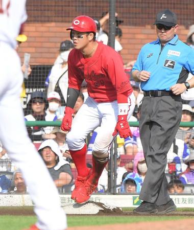 　６回、二走・小園が三塁盗塁に成功（撮影・佐藤厚）