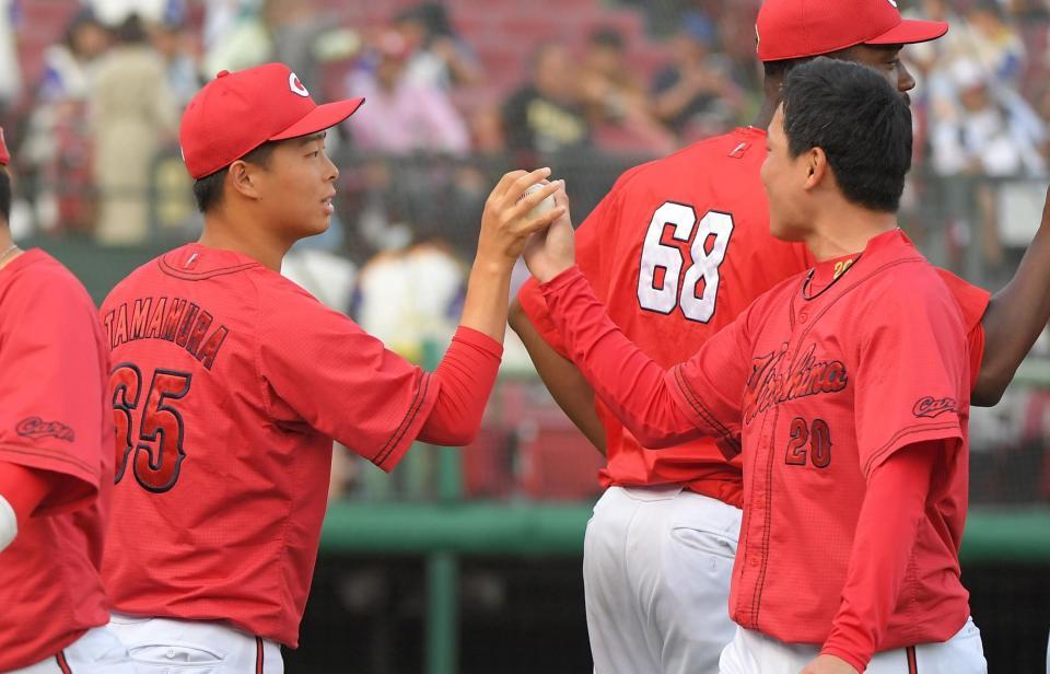 　栗林（右）からウイニングボールを渡される玉村（撮影・佐藤厚）