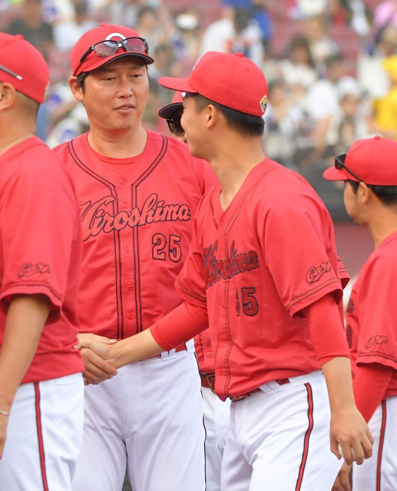 　新井監督（左）から祝福される玉村（撮影・佐藤厚）