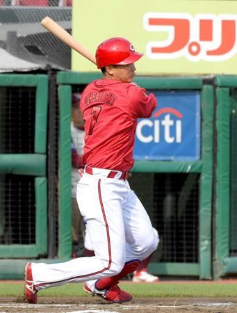 　６回、中前適時打を放つ堂林（撮影・佐藤厚）