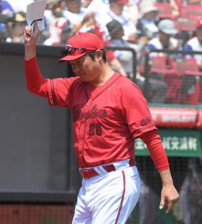 　交流戦最終戦、楽天に敗れた新井監督（撮影・佐藤厚）