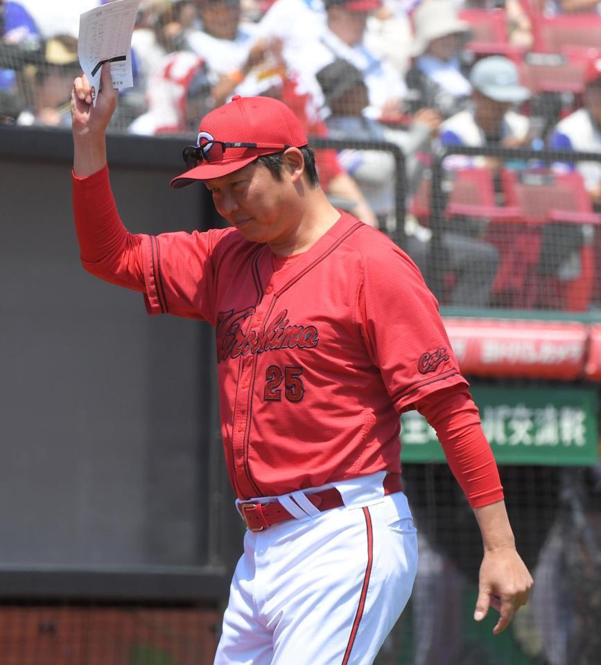 　交流戦最終戦、楽天に敗れた新井監督（撮影・佐藤厚）