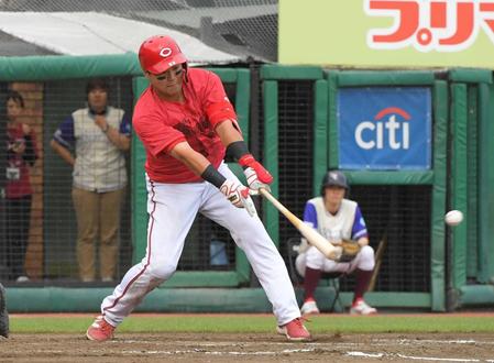 　８回、末包は左前に適時打を放つ（撮影・佐藤厚）