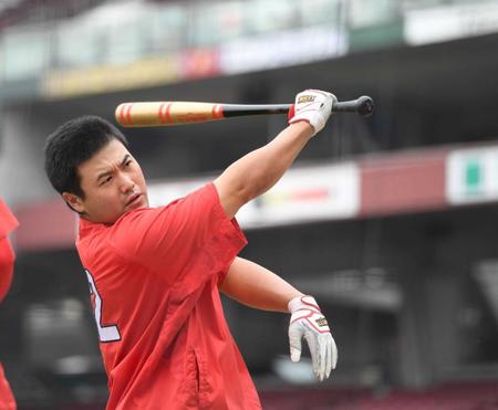 　打撃練習をする末包（撮影・市尻達拡）