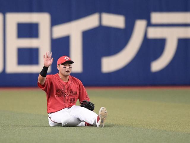 広島 末包に緊急交代のアクシデント スライディングキャッチで左太もも