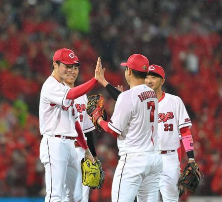 　「マダックス」を達成し、チームメートと笑顔で手を合わせる森下（撮影・市尻達拡）