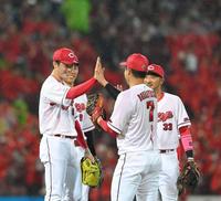 　「マダックス」を達成し、チームメートと笑顔で手を合わせる森下（撮影・市尻達拡）