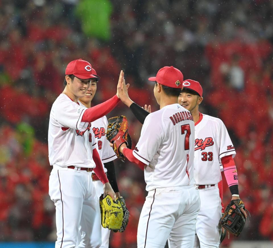 　「マダックス」を達成し、チームメートと笑顔で手を合わせる森下（撮影・市尻達拡）