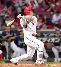 広島・坂倉　復活の特大アーチでカープ連勝！！　今季最多タイ貯金８　末包離脱の穴埋める「結果出せるように」