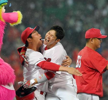 　サヨナラ２点適時二塁打を放った坂倉は、新井監督と熱い抱擁を交わす（撮影・市尻達拡）