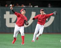 　３回、岡本和の遊飛を好捕し二塁に送球し併殺とする小園（左）＝撮影・佐藤厚