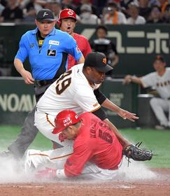 首位・広島が執念の同点劇！九回２死からバッテリーエラーで試合を振り出しに戻す　敵地が騒然