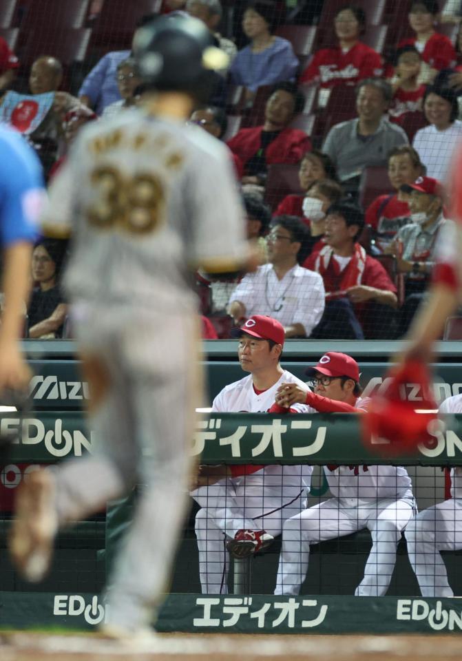 　１０回、島田の右前打を右翼手の野間が悪送球し、小幡（手前）が先制の生還。ベンチから遠くを見つめる新井監督と藤井ヘッドコーチ（右）＝撮影・中田匡峻