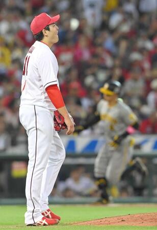 　６回、佐藤輝（右）に２発目を浴び、ぼうぜんとする九里（撮影・市尻達拡）