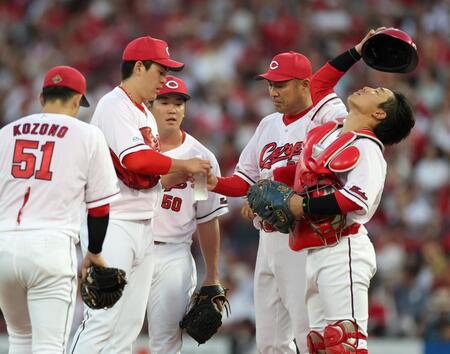 　５回、打席に中野を迎え、マウンドに集まる九里（中央）ら広島ナイン（撮影・中田匡峻）