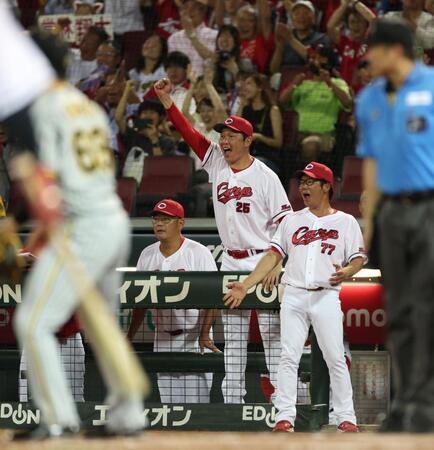 　８回、石井（左）の暴投で勝ち越し、拳を突き上げる新井監督（撮影・中田匡峻）