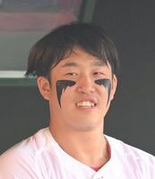 　特長的なアイブラックで試合出場する小園（撮影・市尻達拡）