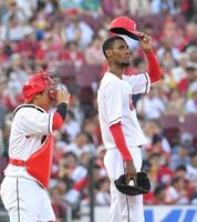 　２回、ピンチを招き汗をぬぐうアドゥワ（撮影・市尻達拡）