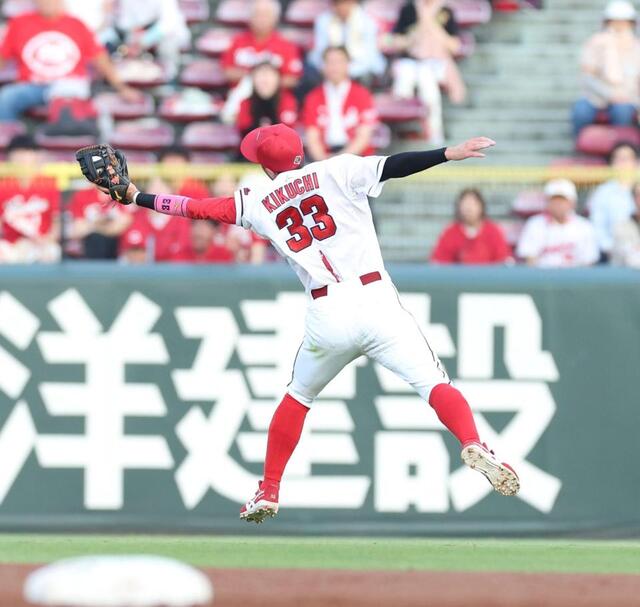 広島・菊池が超絶美技 「もう変態の域」「ファインプレーという言葉