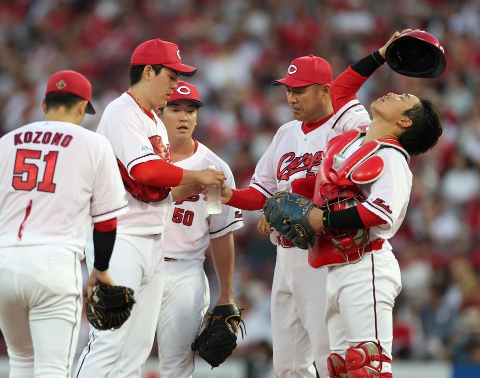 　５回、打席に中野を迎え、マウンドに集まる九里（中央）ら広島ナイン（撮影・中田匡峻）