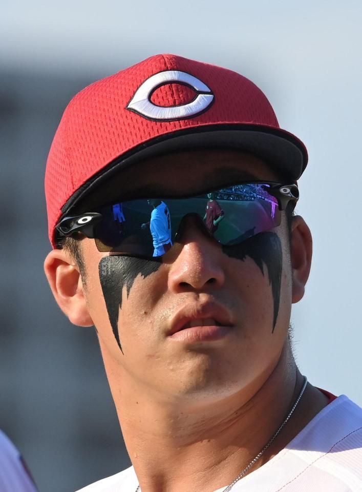 　特長的なアイブラックで試合出場する小園（撮影・市尻達拡）