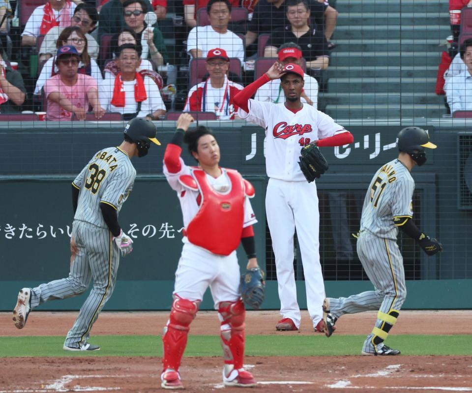 　２回、近本の中犠飛で３点目を許すアドゥワ（中央奥）＝撮影・立川洋一郎