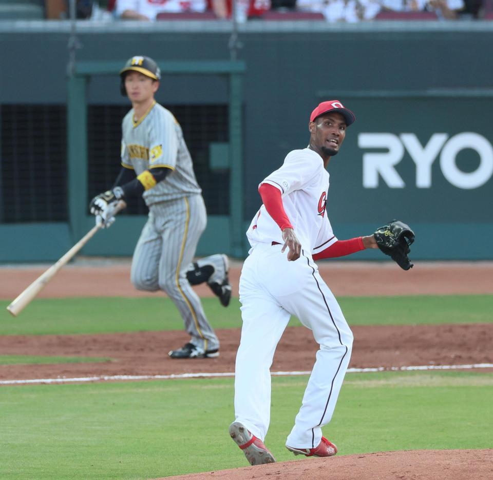 　２回、近本に中犠飛を打たれるアドゥワ（撮影・立川洋一郎）