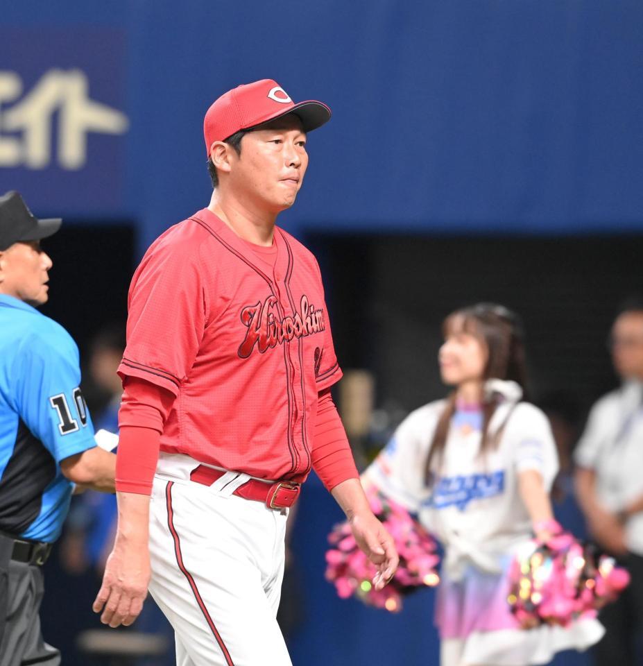 　選手交代を告げる新井監督（撮影・市尻達拡）