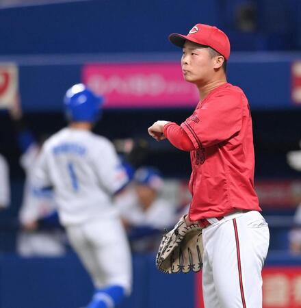 　１回、玉村はカリステの中前タイムリーで岡林の生還を許す（撮影・市尻達拡）