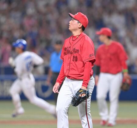 　９回、板山にサヨナラ打を許した栗林（撮影・市尻達拡）