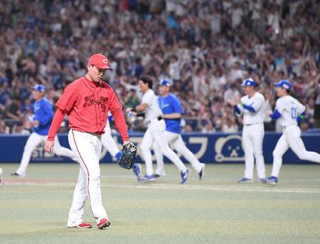　９回、板山にサヨナラ打を浴びた栗林は肩を落としてベンチに戻る（撮影・市尻達拡）