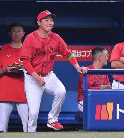 　選手交代を告げる新井監督（撮影・市尻達拡）