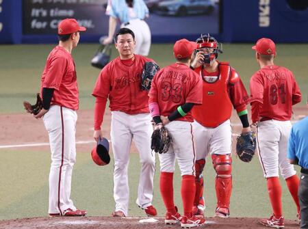 　９回、細川に四球を与えたマウンドの栗林（左から２人目）のもとに集まるナイン