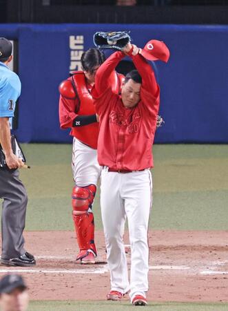 　９回、打者細川のとき、暴投で進塁を許した栗林