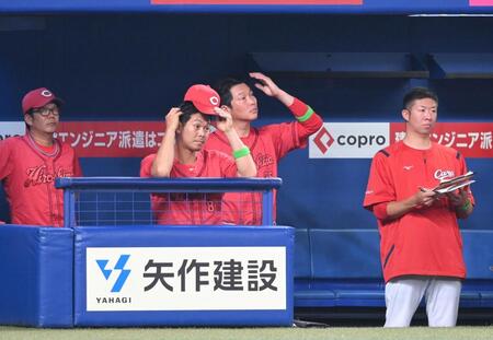 　ベンチで帽子をとる新井監督（撮影・市尻達拡）