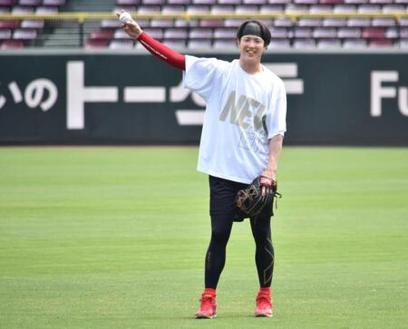 　キャッチボールで笑顔を見せる森下