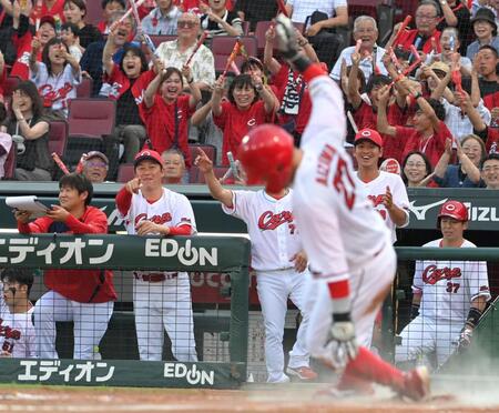 　３回、会沢の生還を喜ぶ新井監督（撮影・市尻達拡）