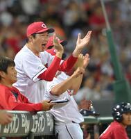 　７回、新井監督は上本の右前タイムリーで大きく手を叩く（撮影・市尻達拡）