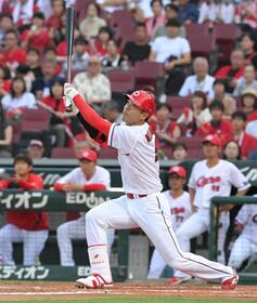 広島が首位攻防戦で４戦ぶり先制点奪取　森下バスターから遊撃手失策誘って好機拡大　秋山犠飛で会沢激走