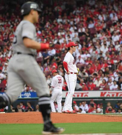 　４回、森下は岡本（左）に右越え３ランを浴びる（撮影・市尻達拡）