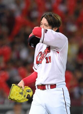 　７回を投げ終えベンチに戻る森下