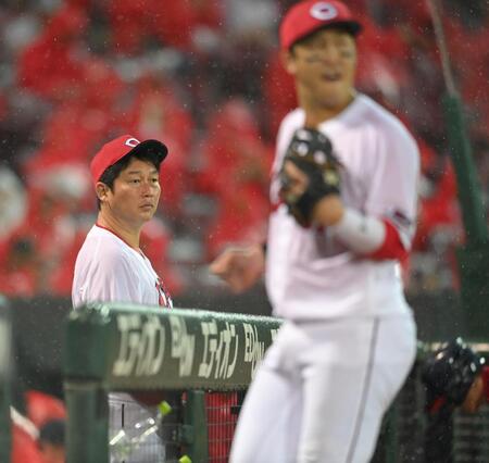 ４回表、雨天中断を受けグランドを見つめる新井貴浩監督（撮影・市尻達拡）