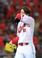 　７回を投げ終えベンチに戻る森下