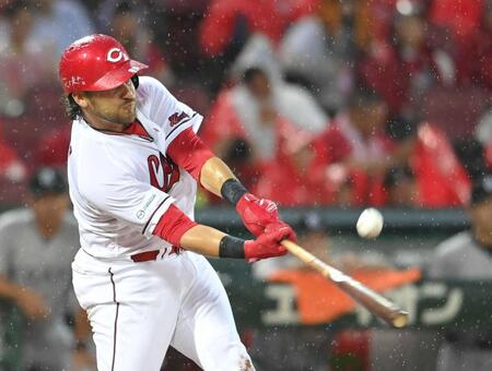 　２回、シャイナーは三邪飛に倒れる（撮影・市尻達拡）