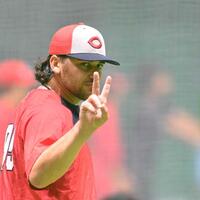 　カメラに向かってＶサインをするシャイナー（撮影・市尻達拡）